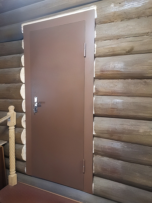 Коричневая дверь в доме Коричневая дверь в доме