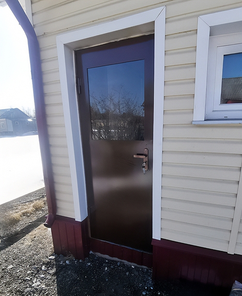 Остекленная дверь на входе Остекленная дверь на входе