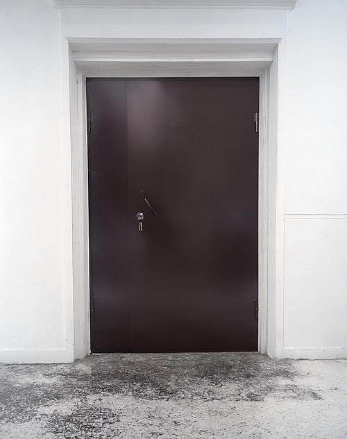 Подъездная коричневая дверь Подъездная коричневая дверь