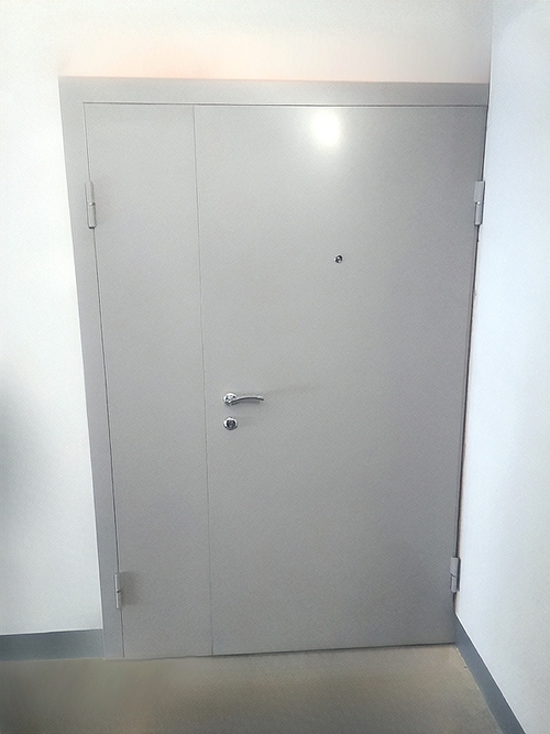 Серая полуторная дверь Серая полуторная дверь