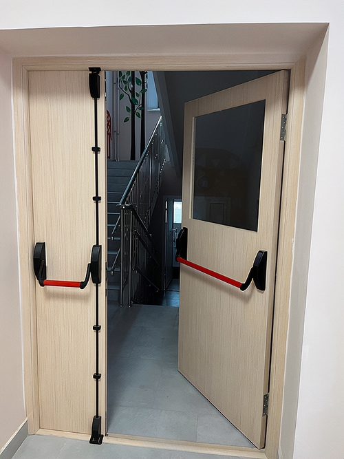 Дверь МДФ с push-bar Дверь МДФ с push-bar