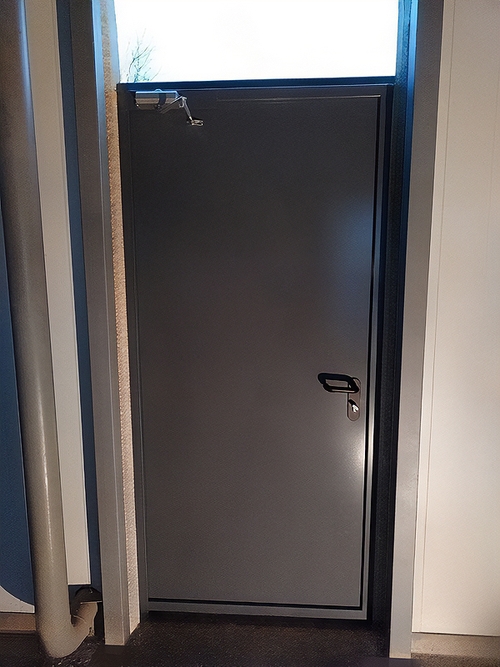 Темная огнестойкая дверь Темная огнестойкая дверь