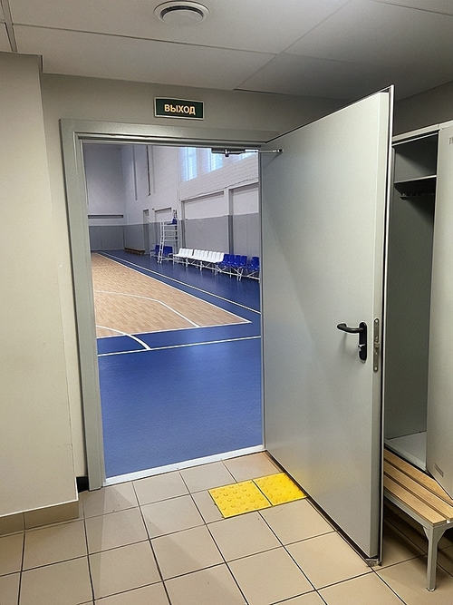 Дверь в спортивном зале Дверь в спортивном зале