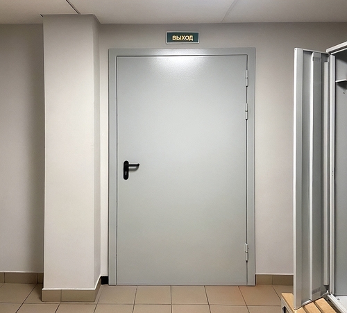 Дверь в спортивном зале Дверь в спортивном зале