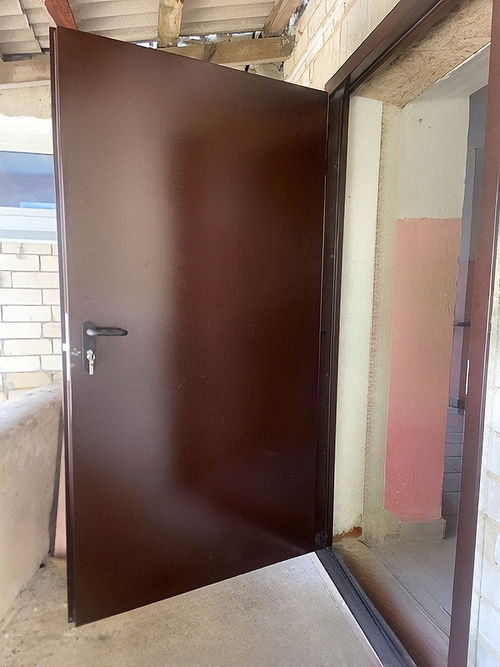 Коричневая стальная дверь Коричневая стальная дверь