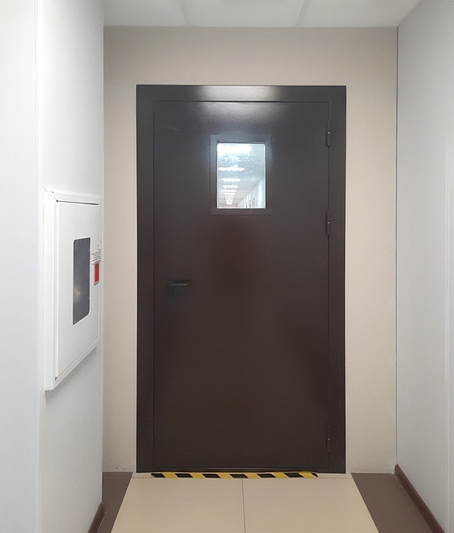 Коричневая дверь с окном Коричневая дверь с окном