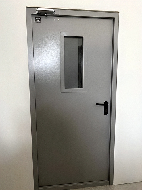 Однопольная дверь с остеклением Однопольная дверь с остеклением