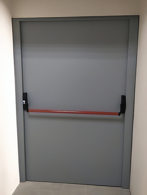 Широкая дверь антипаника Широкая дверь антипаника