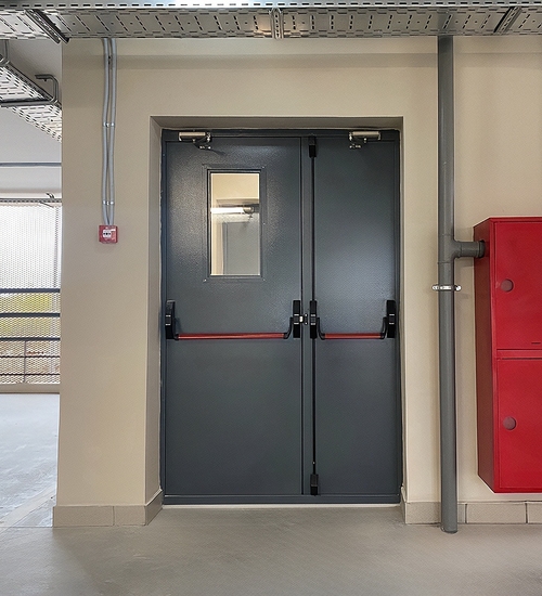 Дверь антипаника с окном Дверь антипаника с окном