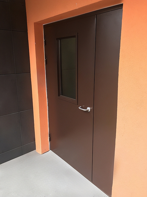 Дверь коричневого цвета Дверь коричневого цвета