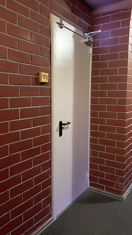 Белая дверь с доводчиком Белая дверь с доводчиком