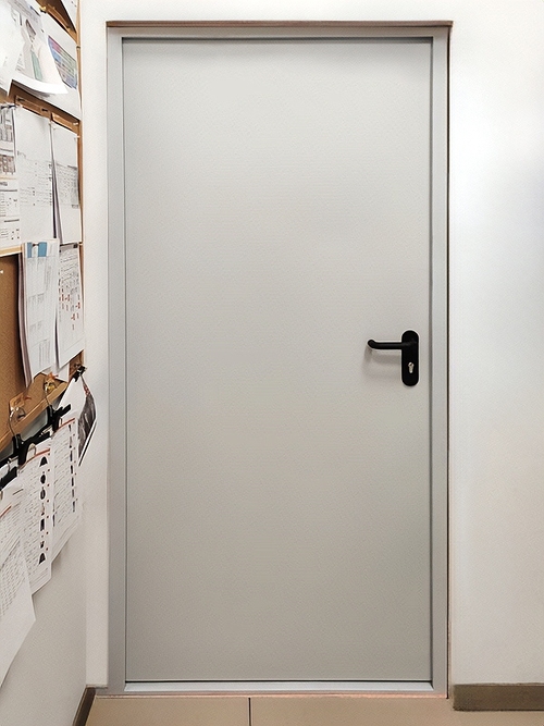 Глухая белая дверь Глухая белая дверь