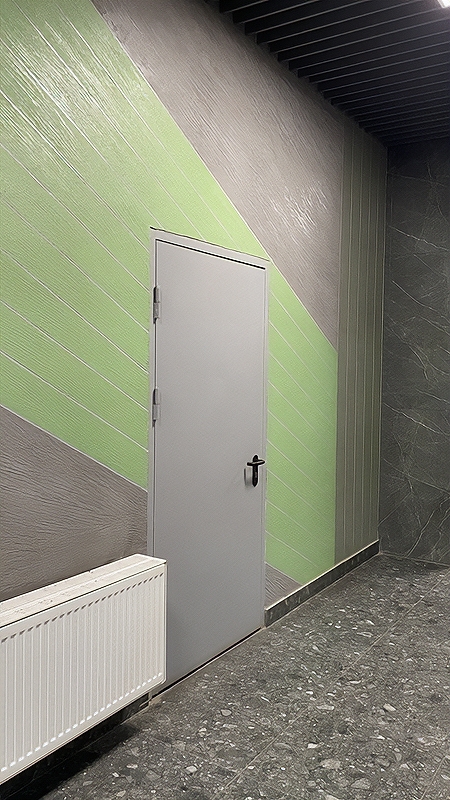 Дверь в торговом комплексе Дверь в торговом комплексе