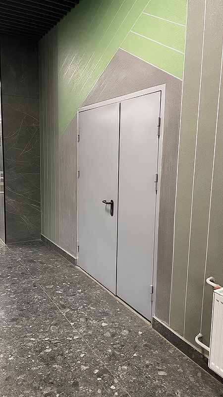 Дверь в торговом комплексе Дверь в торговом комплексе