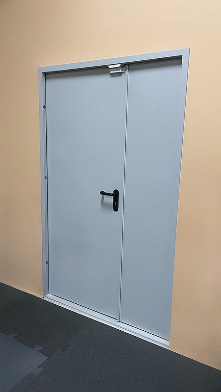 Полуторная серая дверь Полуторная серая дверь