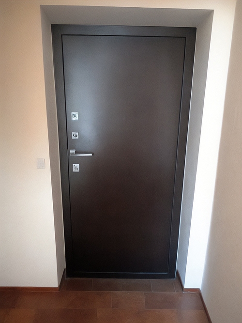 Коричневая стальная дверь Коричневая стальная дверь