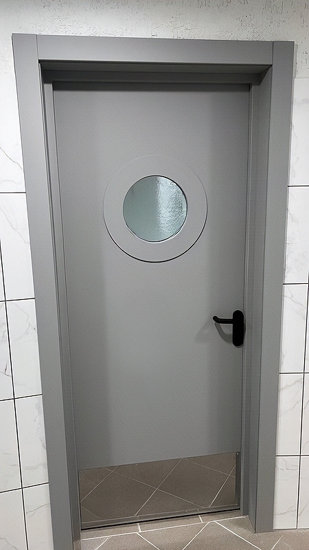 Дверь с круглым окном и отбойником Дверь с круглым окном и отбойником