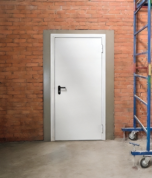 Дверь в строящемся здании Дверь в строящемся здании