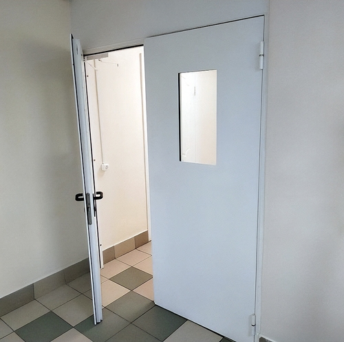 Дверь с остеклением Дверь с остеклением