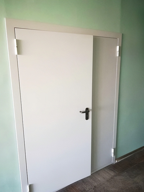 Полуторная белая дверь Полуторная белая дверь