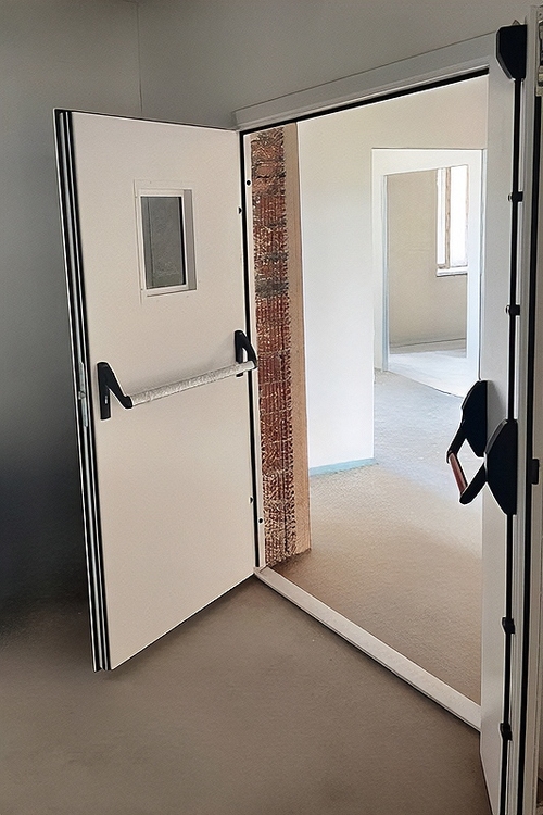 Двупольная дверь антипаника Двупольная дверь антипаника