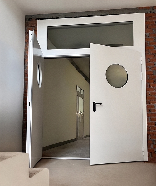 Дверь с круглыми стеклами и фрамугой Дверь с круглыми стеклами и фрамугой