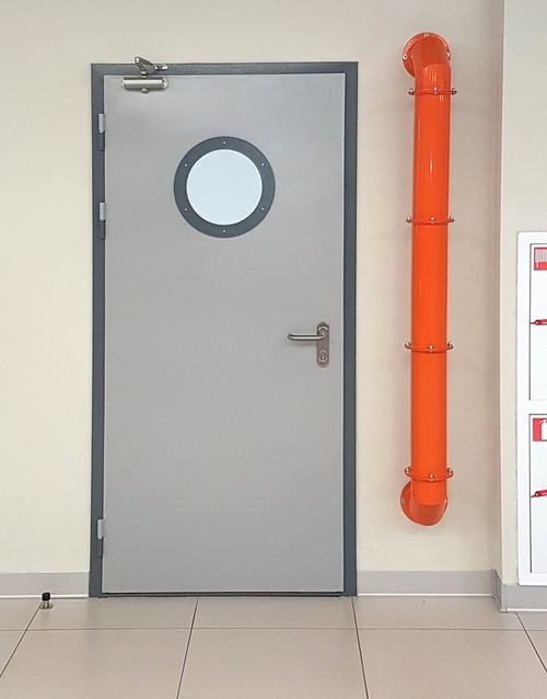 Дверь с круглым окном и доводчиком Дверь с круглым окном и доводчиком