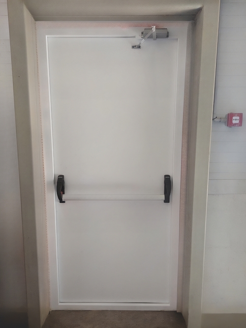 Дверь с ручкой push-bar Дверь с ручкой push-bar