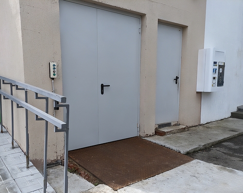 Дверь для грузового лифта Дверь для грузового лифта