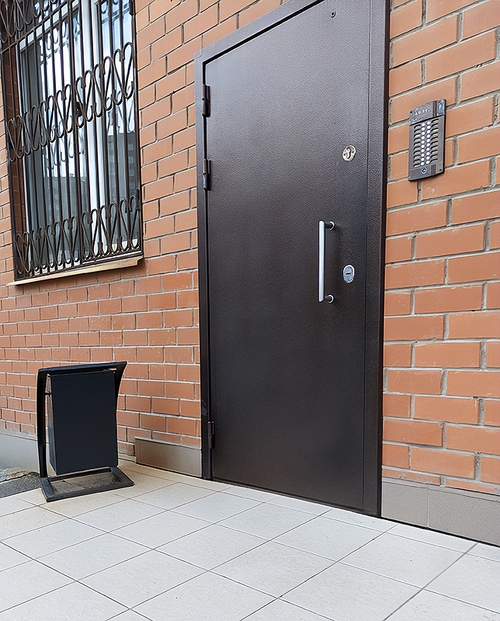 Стальная дверь с ручкой-скобой Стальная дверь с ручкой-скобой