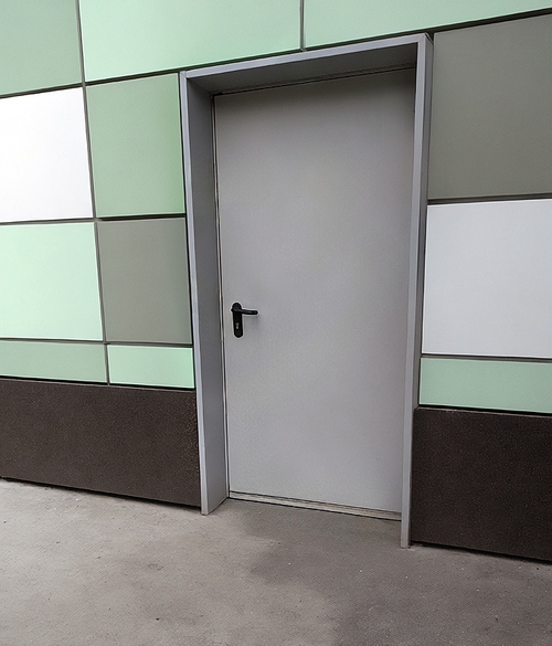 Дверь в торговом комплексе Дверь в торговом комплексе