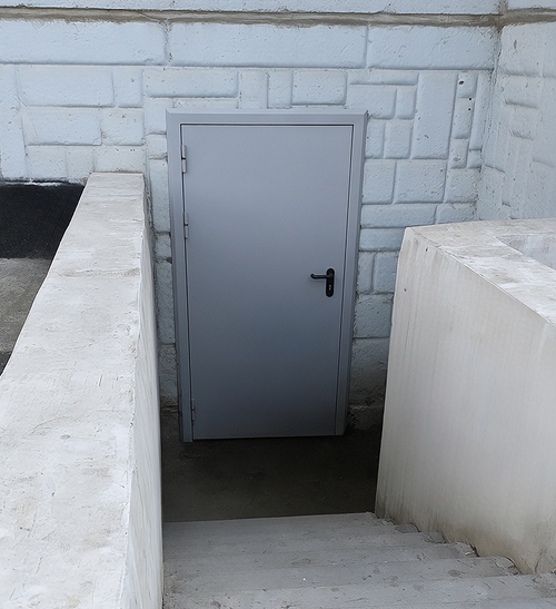 Дверь в многоквартирном доме Дверь в многоквартирном доме