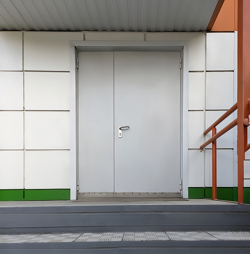 Полуторная серая дверь Полуторная серая дверь