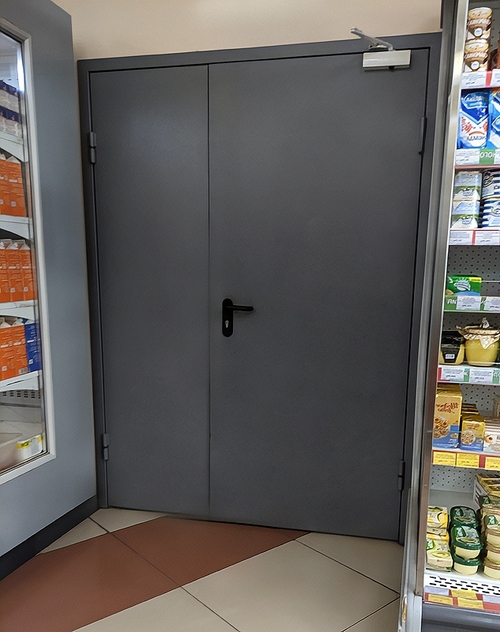 Дверь в служебное помещение Дверь в служебное помещение