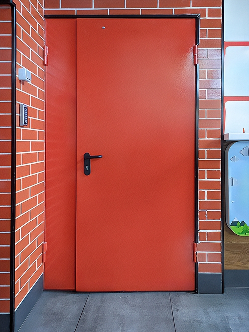 Красная полуторная дверь Красная полуторная дверь