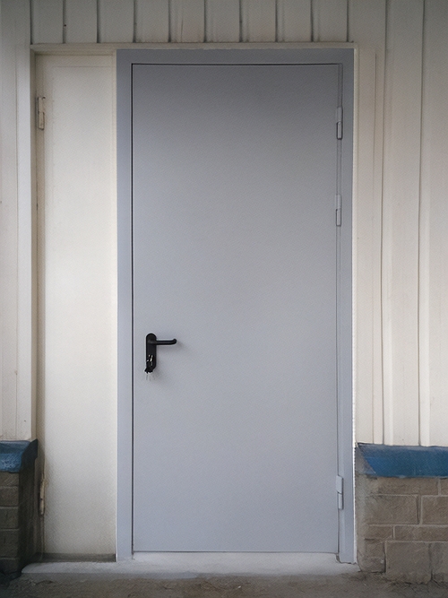 Серая огнестойкая дверь одностворчатой конструкции Серая огнестойкая дверь одностворчатой конструкции