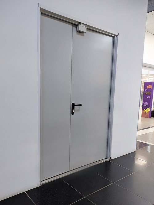 Противопожарная дверь ДПМ 02 с доводчиком в магазине Противопожарная дверь ДПМ 02 с доводчиком в магазине