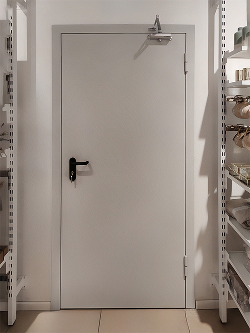 Противопожарная дверь с доводчиком на складе Противопожарная дверь с доводчиком на складе