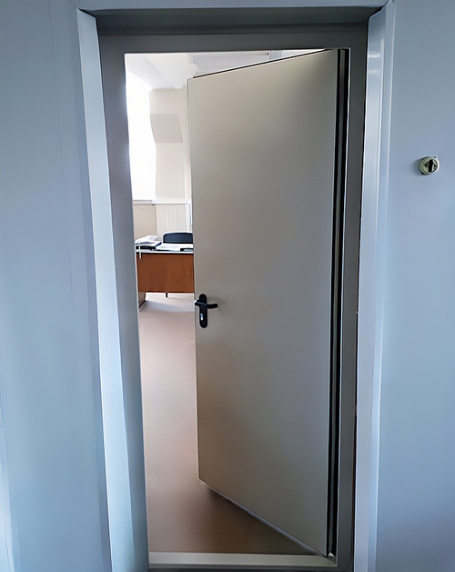 Одностворчатая белая противопожарная дверь Одностворчатая белая противопожарная дверь