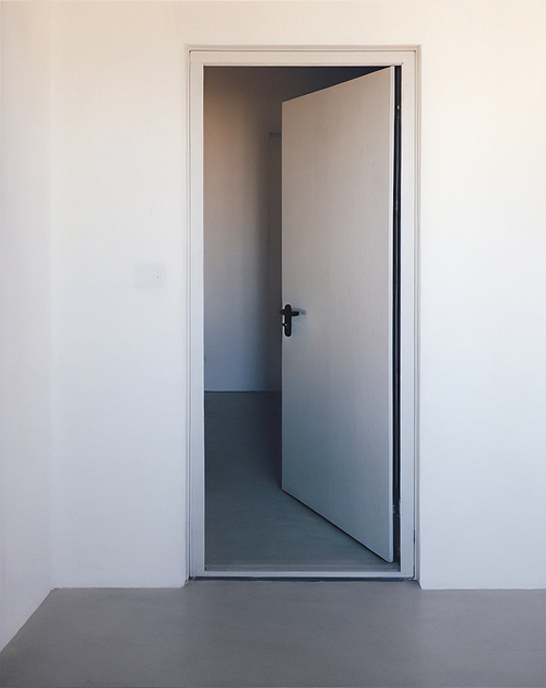 Одностворчатая белая противопожарная дверь – открытая створка Одностворчатая белая противопожарная дверь – открытая створка