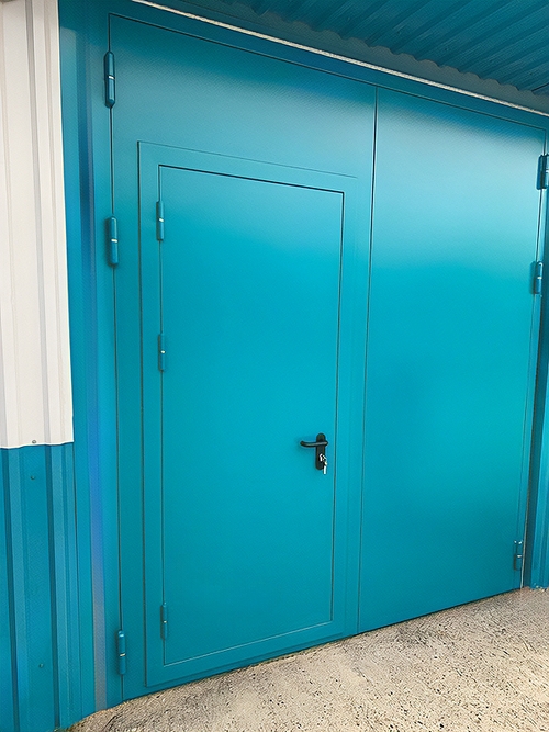 Противопожарные ворота с калиткой окрашенные по RAL в синий Противопожарные ворота с калиткой окрашенные по RAL в синий