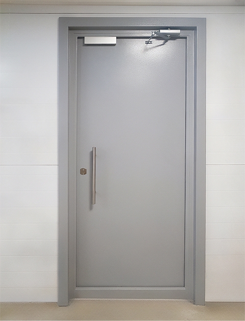 Дверь для технического помещения с доводчиком и ручкой скобой Дверь для технического помещения с доводчиком и ручкой скобой