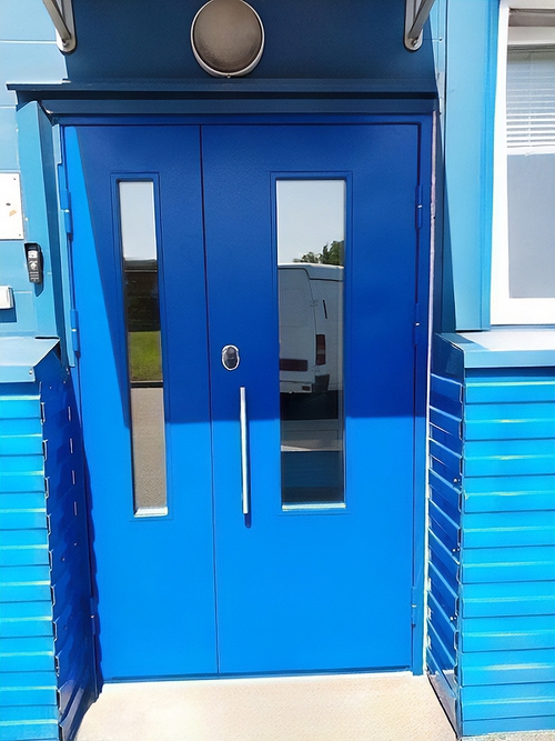 Тамбурная дверь для технического помещения с ручкой скобой и остеклением Тамбурная дверь для технического помещения с ручкой скобой и остеклением